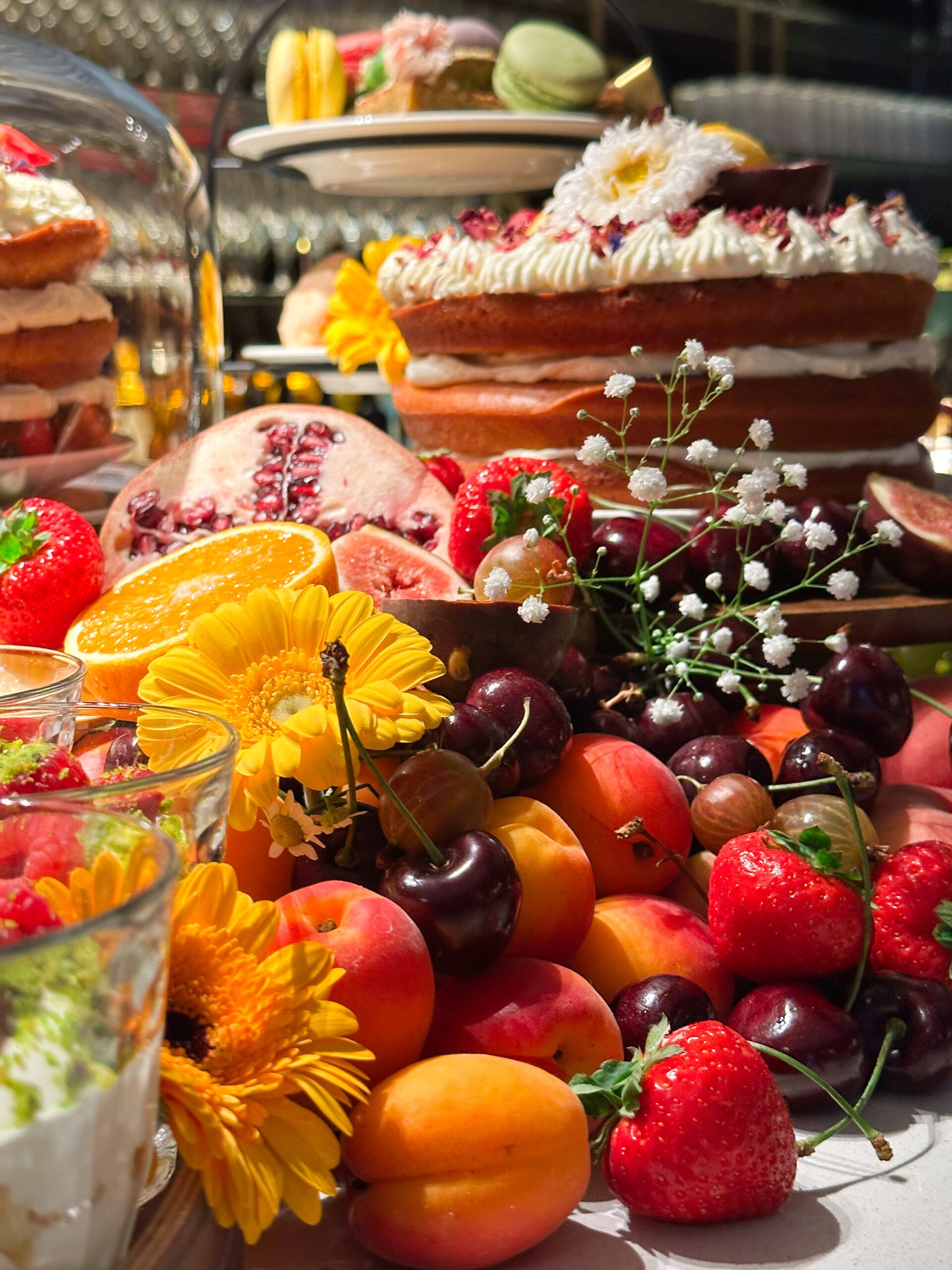 Taarten, fruit en bloemen op een Atelier Table