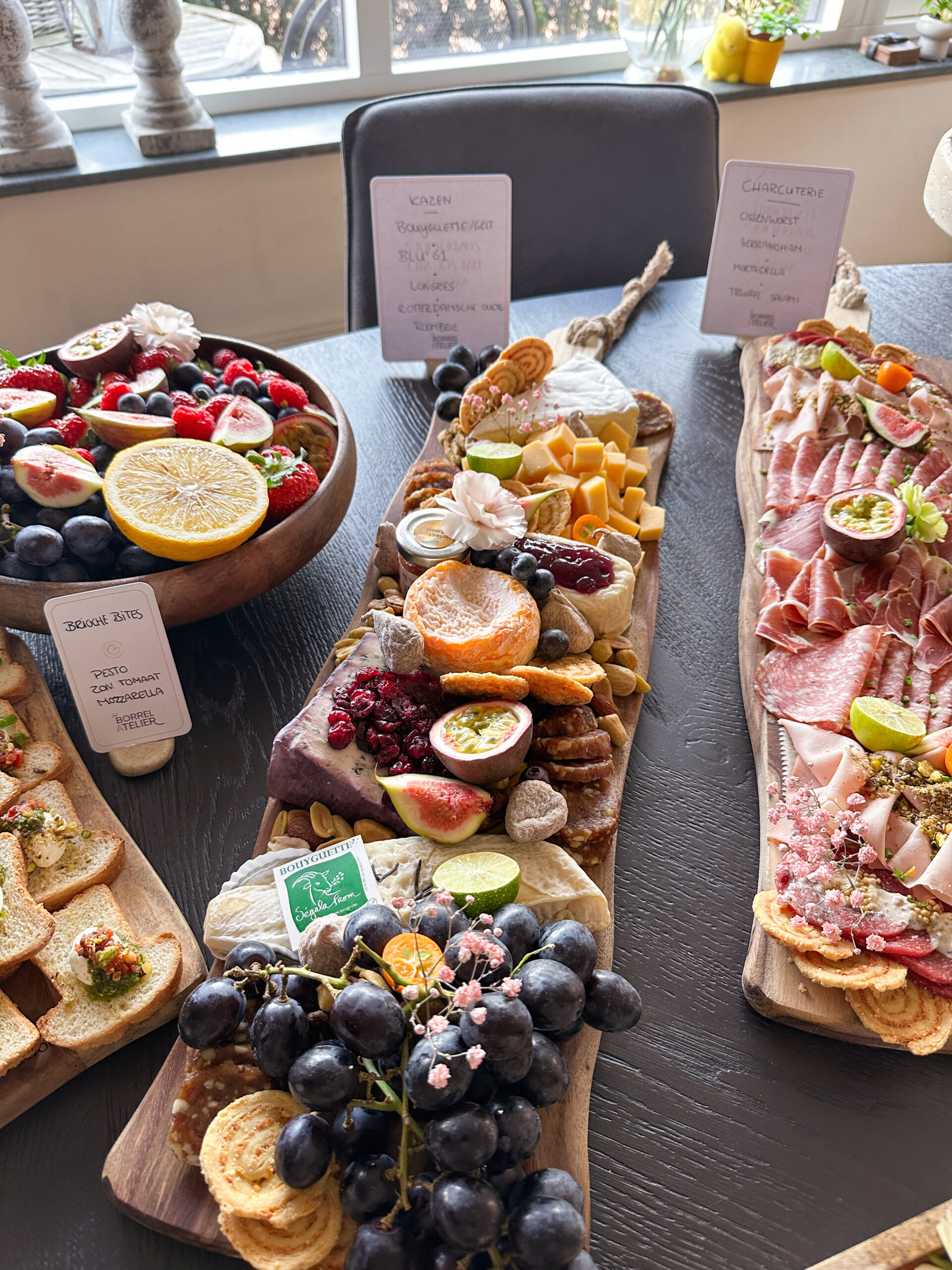 Lange tafel met borrelplanken en fruit
