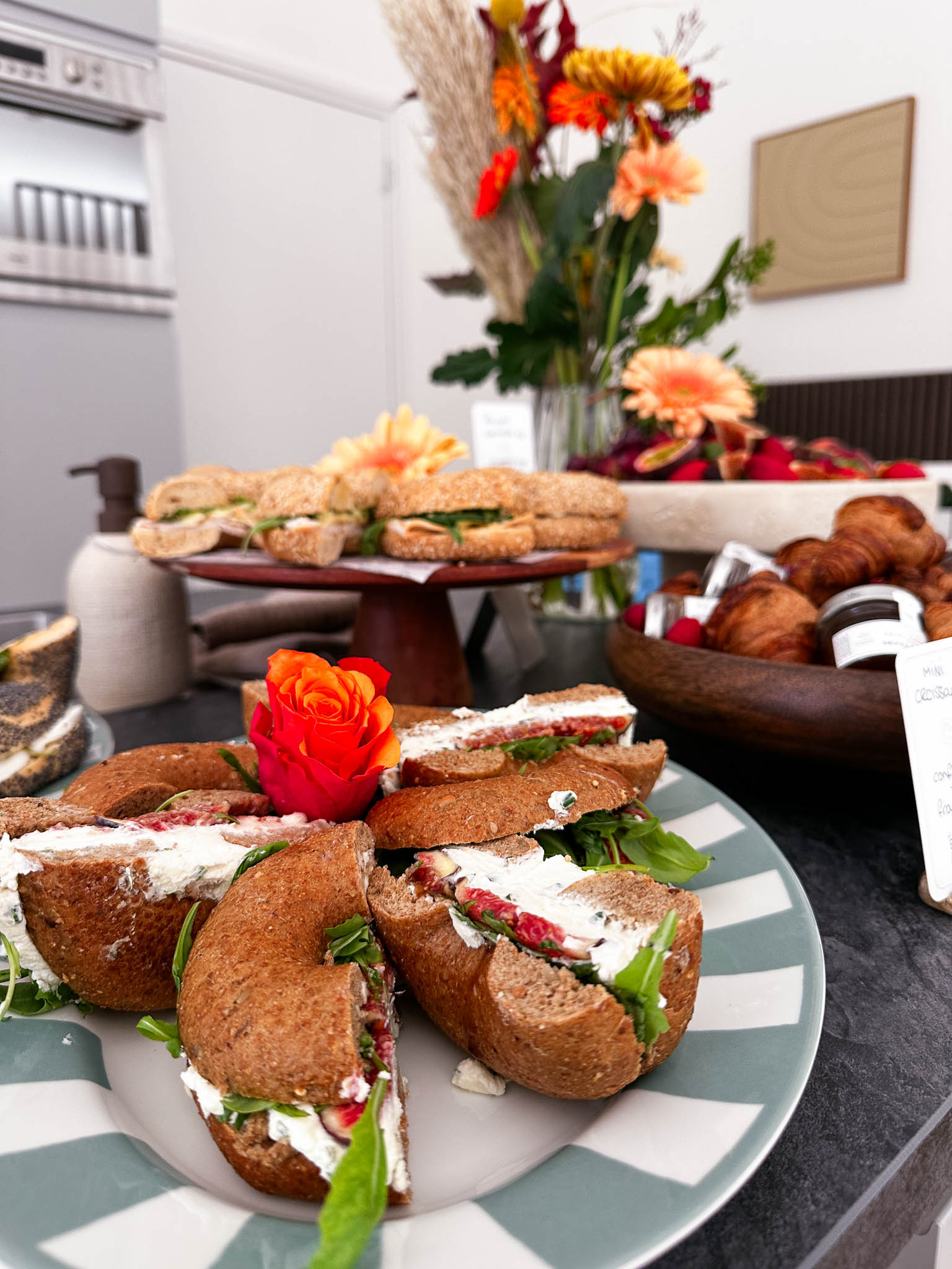 Belegde bagels met bloemen op een gestreepte schaal
