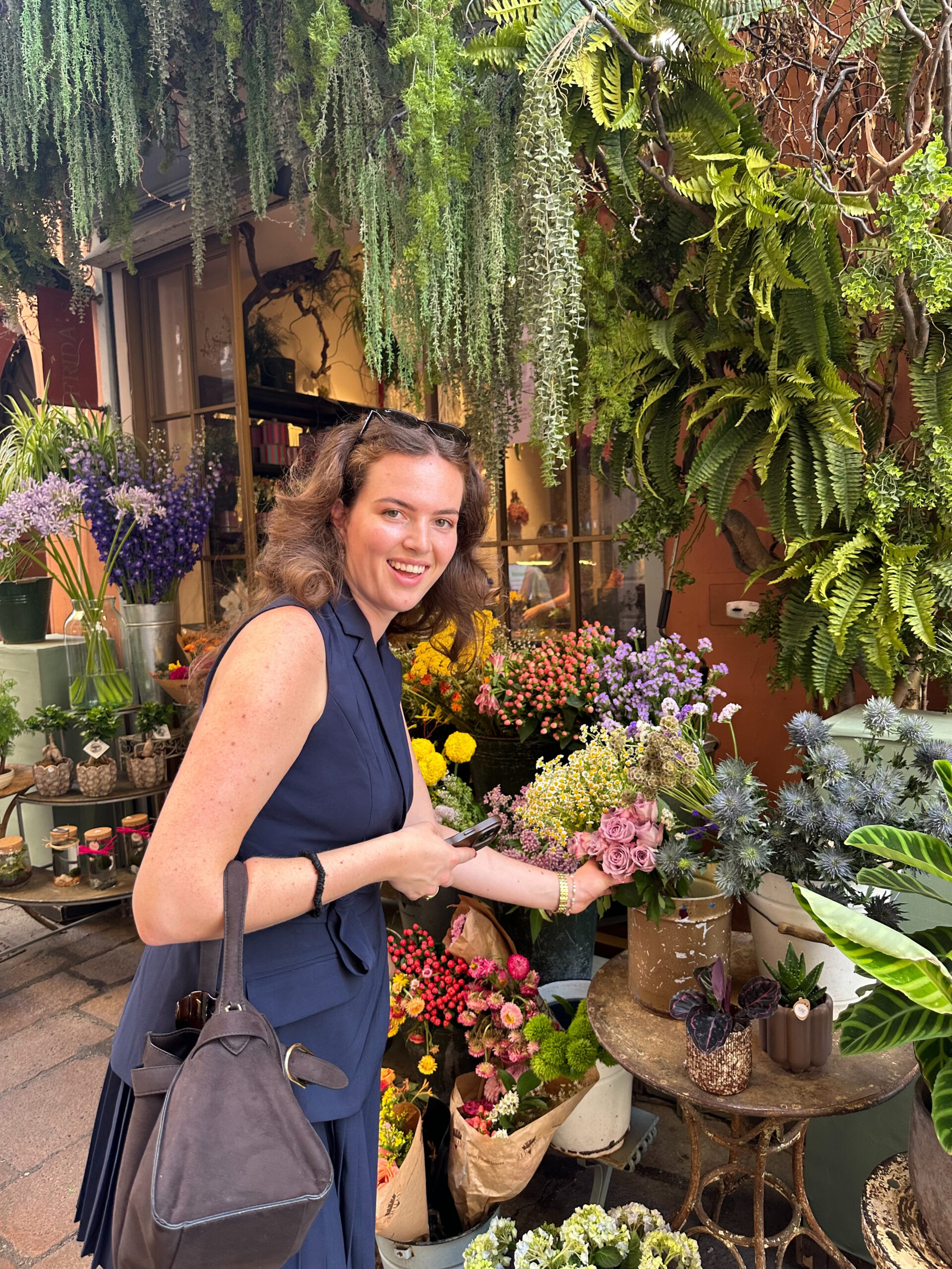 Lotte van Geldorp van Het Borrel Atelier tussen de bloemen