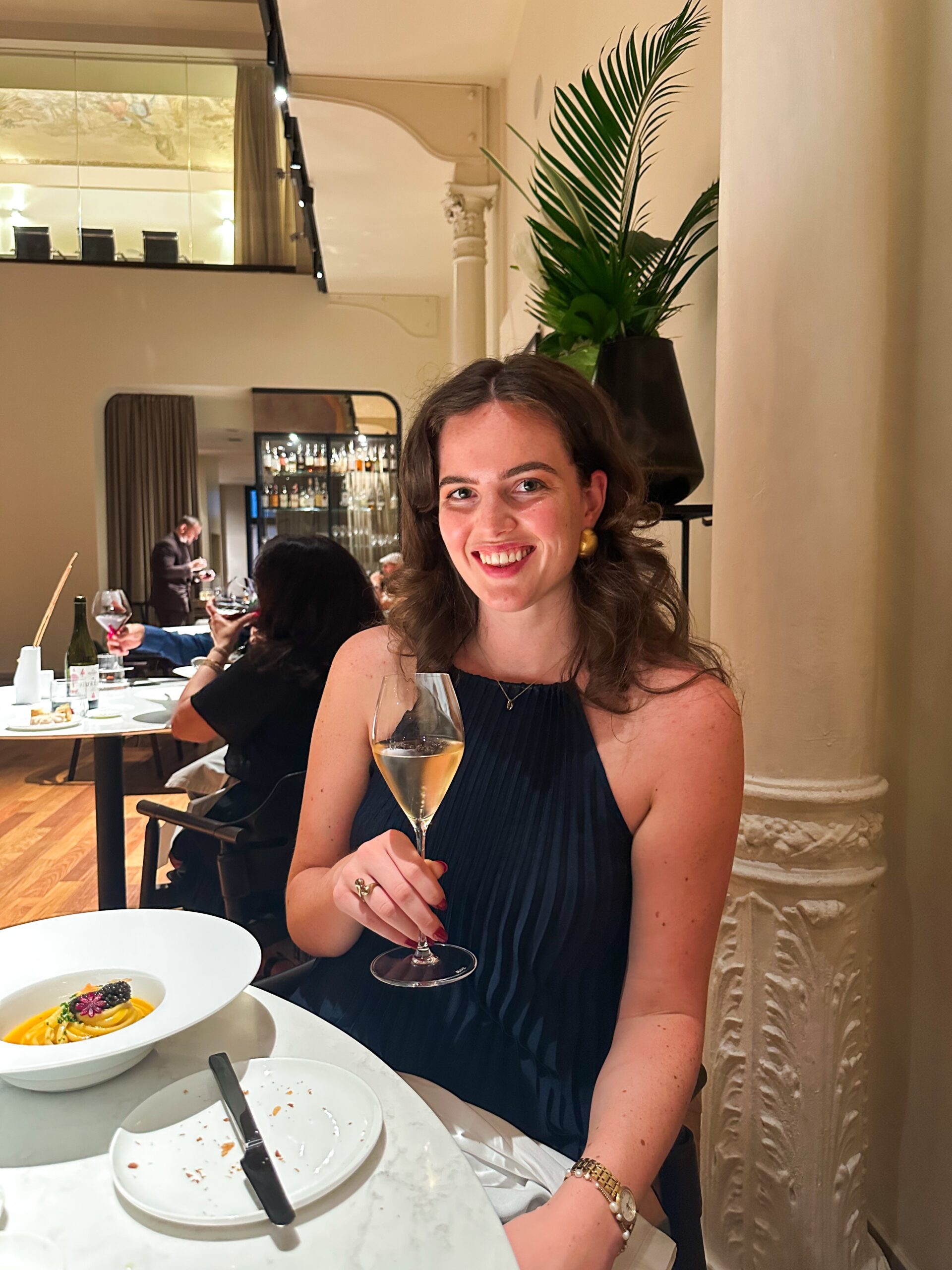 Lotte van Geldorp aan tafel met een glas wijn