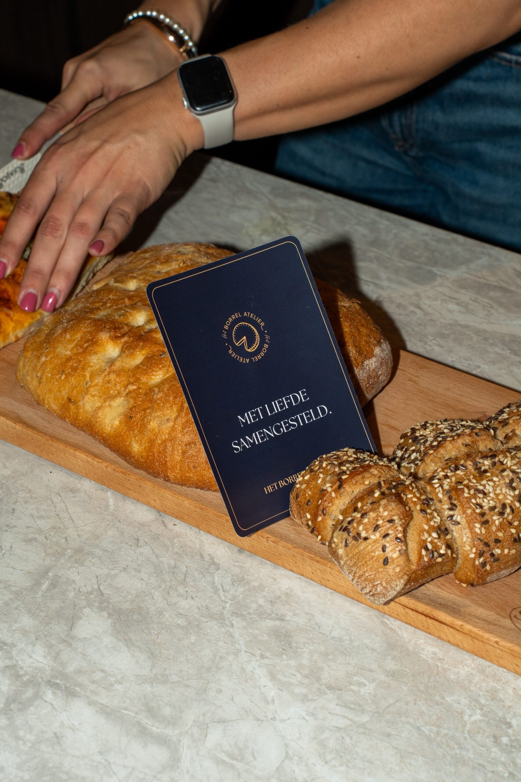 Ambachtelijk brood met het kaartje van Het Borrel Atelier